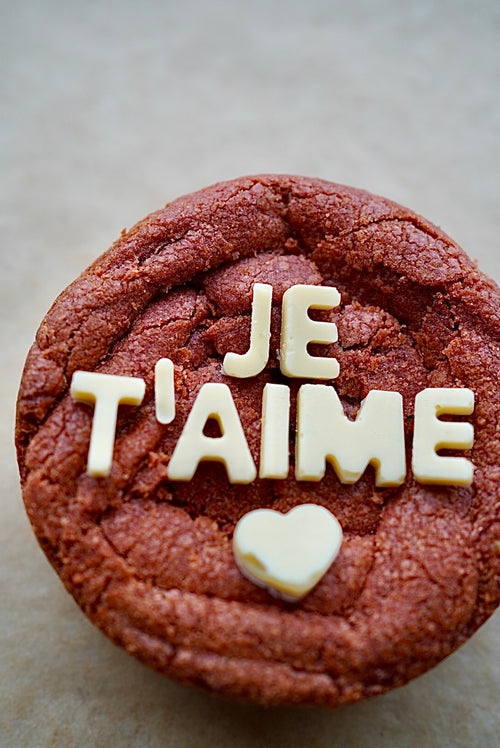 Le BentoCookie est un cookie généreux de 10 cm de diamètre sur 5 cm de haut, personnalisable avec le message et la décoration de votre choix. Parfait pour offrir, remercier ou célébrer, il s’adapte aussi bien aux particuliers qu’aux entreprises, dans un format original et gourmand.