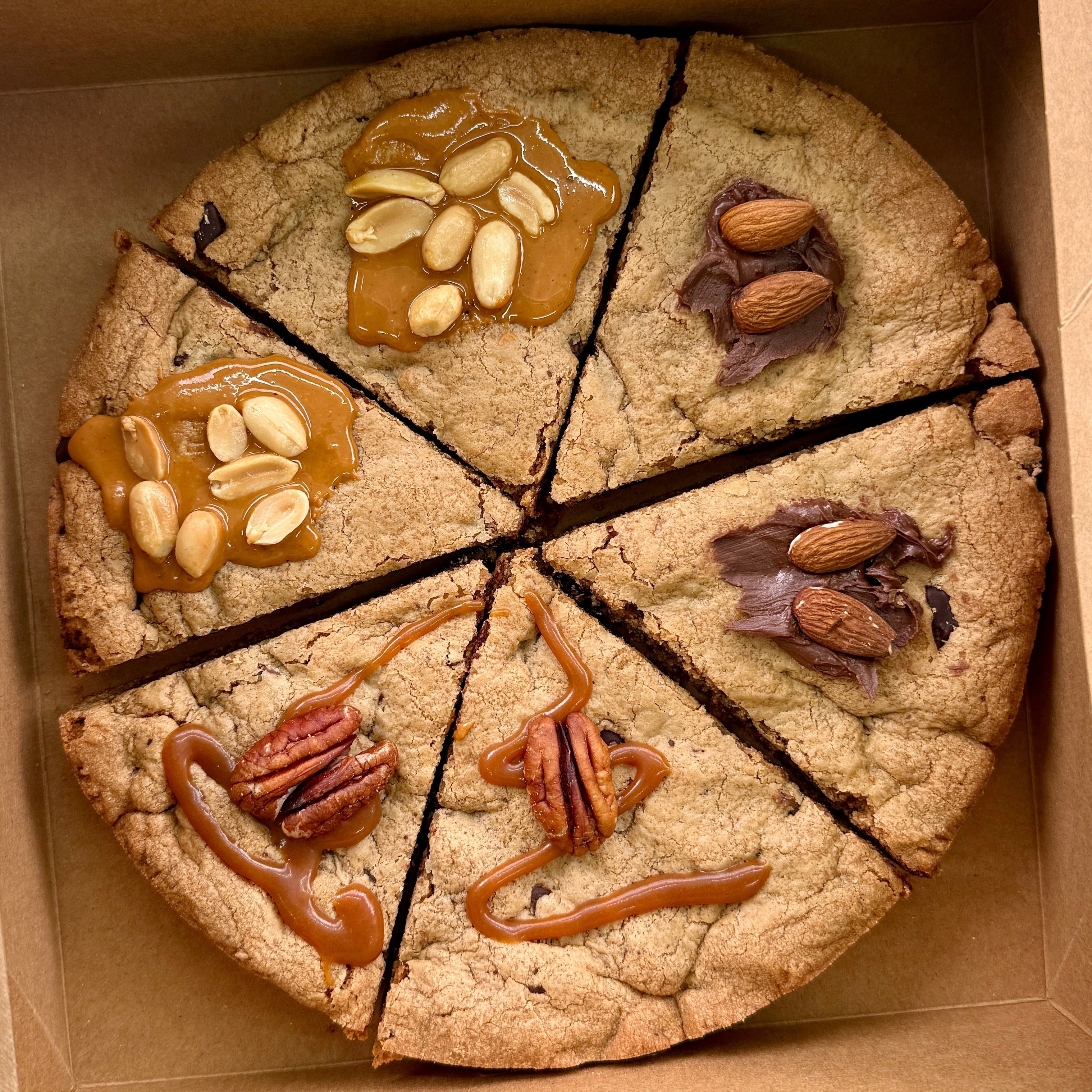 La gourmandise version XXL.

Je prépare cette Cookie Pizza comme un grand cookie généreux, à la fois croustillant sur les bords et fondant au centre, découpé comme une pizza pour être partagé… ou pas.

Pour encore plus de plaisir, je propose trois parfums différents sur le même cookie. Chaque part réserve une surprise gourmande : chocolat intense, notes plus douces ou touches encore plus régressives.

C’est le dessert parfait pour :

✨ un anniversaire
✨ un goûter entre amis
✨ un dessert à partager
✨ ou simp